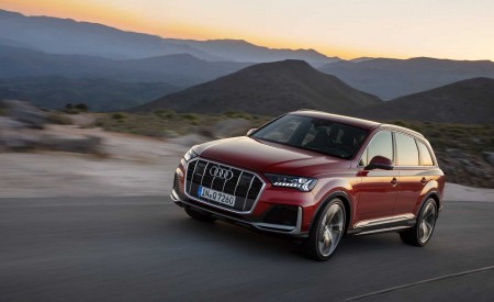 2020 Audi Q7 (Color: Matador Red) Front Three-Quarter Wallpapers 450x275 (143)