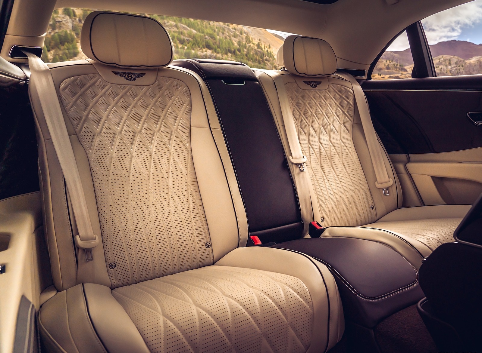 2020 Bentley Flying Spur (Color: Dark Sapphire) Interior Rear Seats Wallpapers #24 of 140