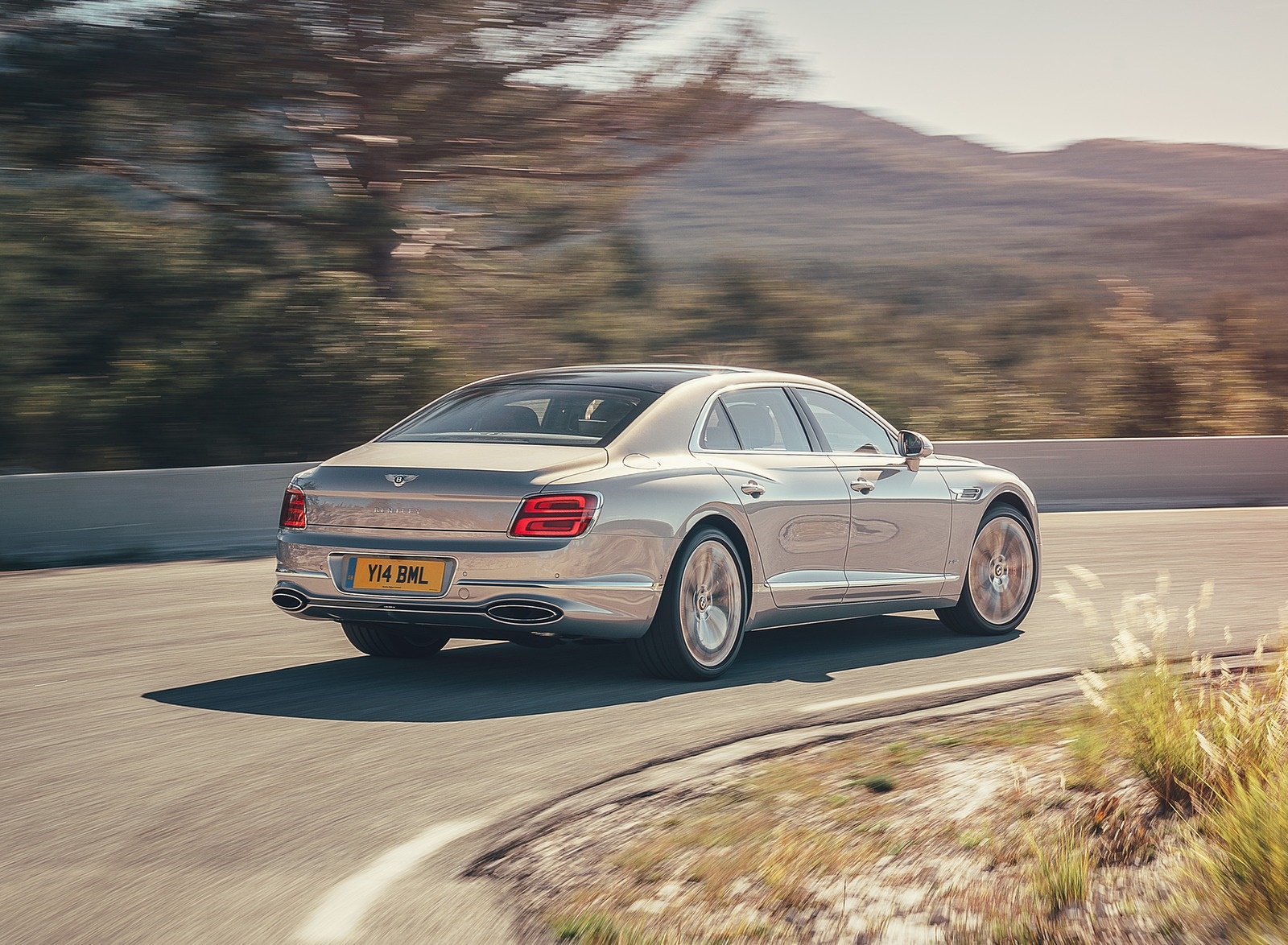 2020 Bentley Flying Spur (Color: Extreme Silver) Rear Three-Quarter Wallpapers #58 of 140