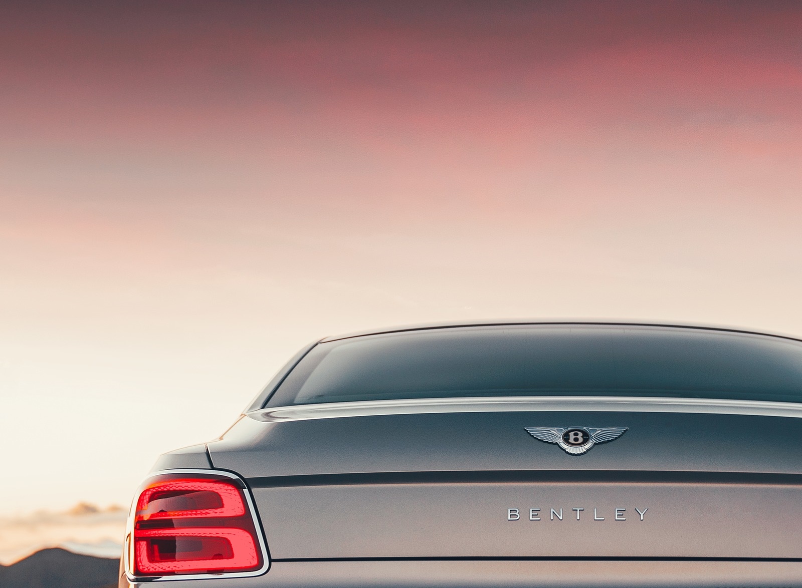2020 Bentley Flying Spur (Color: Extreme Silver) Tail Light Wallpapers #69 of 140