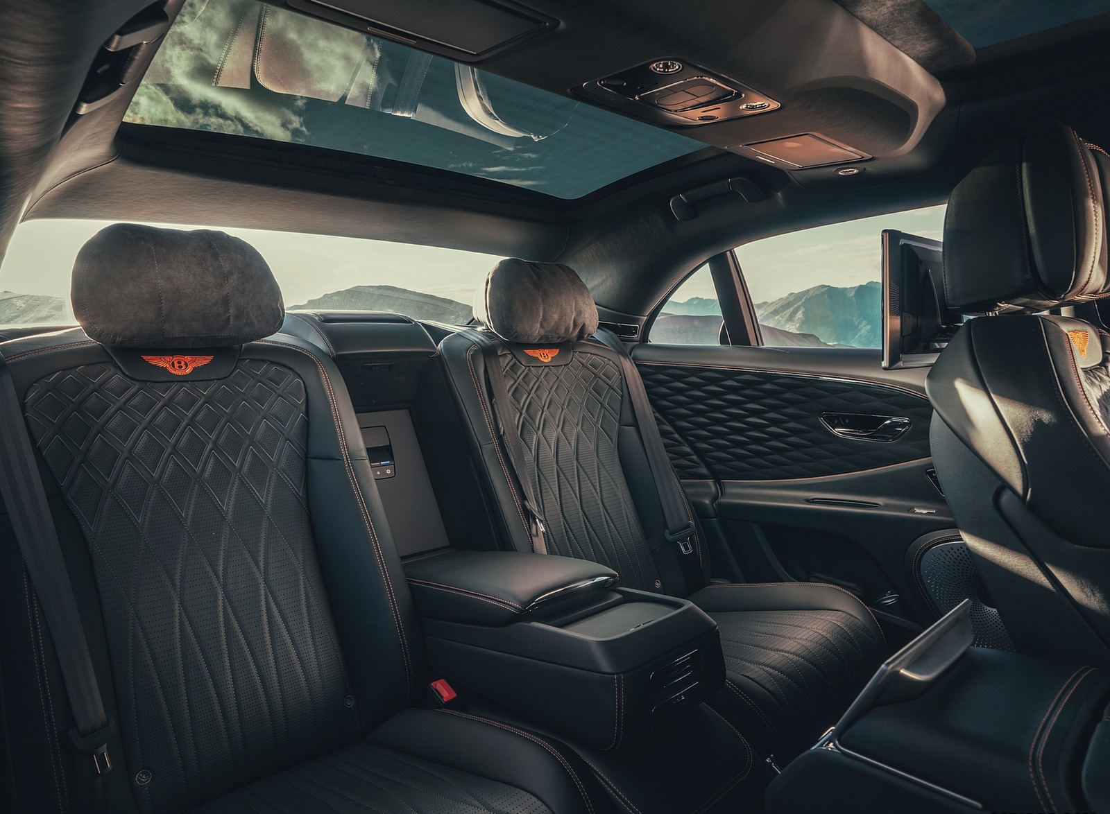 2020 Bentley Flying Spur (Color: Verdant) Interior Rear Seats Wallpapers #45 of 140
