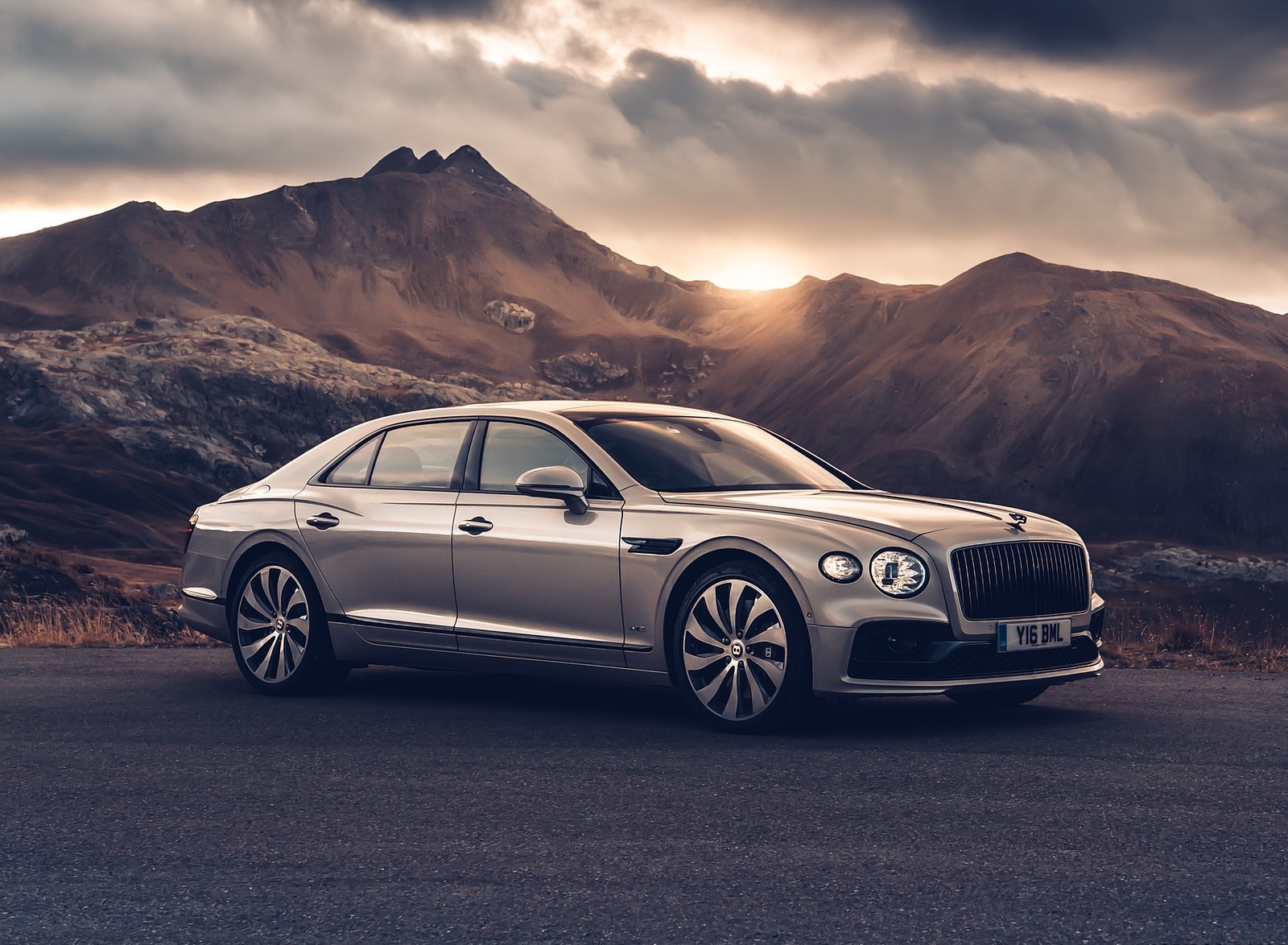 2020 Bentley Flying Spur (Color: White Sand) Front Three-Quarter Wallpapers #96 of 140
