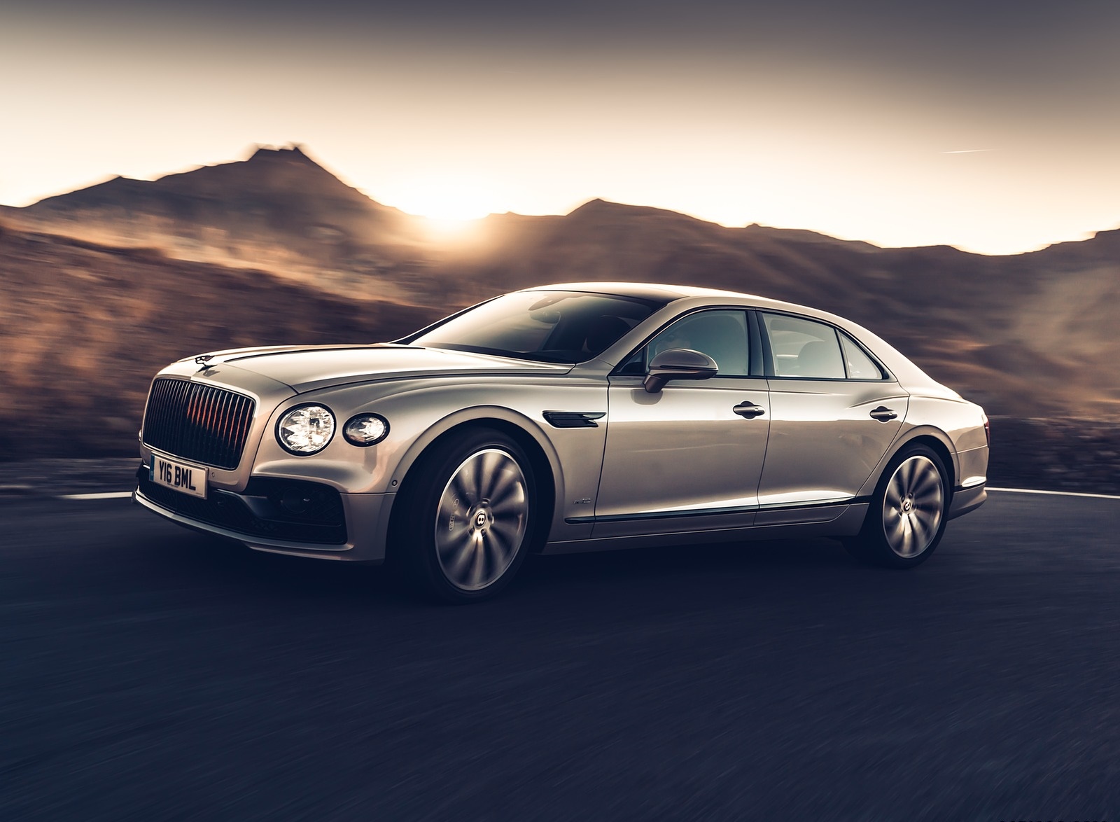 2020 Bentley Flying Spur (Color: White Sand) Front Three-Quarter Wallpapers #95 of 140