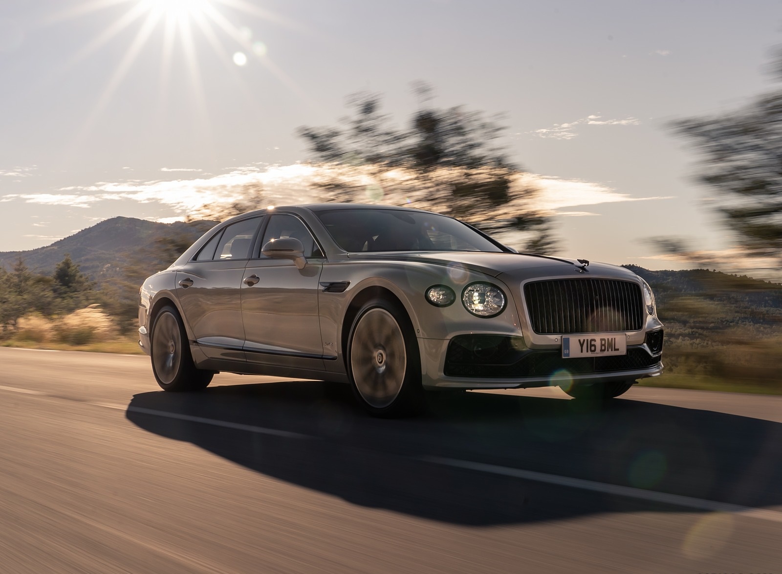 2020 Bentley Flying Spur (Color: White Sand) Front Three-Quarter Wallpapers #84 of 140