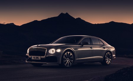 2020 Bentley Flying Spur (Color: White Sand) Front Three-Quarter Wallpapers 450x275 (94)