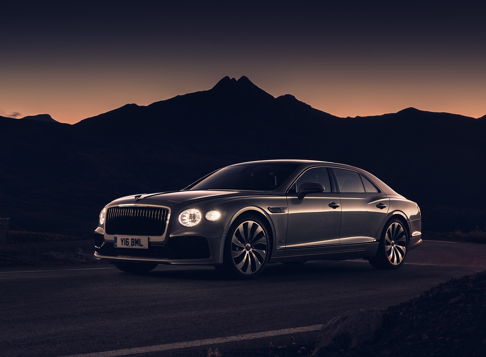 2020 Bentley Flying Spur (Color: White Sand) Front Three-Quarter Wallpapers #94 of 140