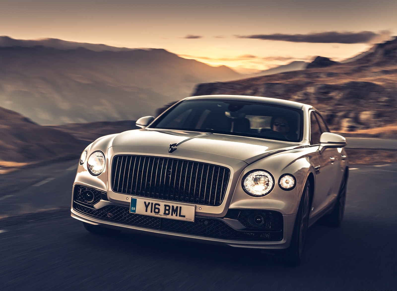 2020 Bentley Flying Spur (Color: White Sand) Front Wallpapers #88 of 140