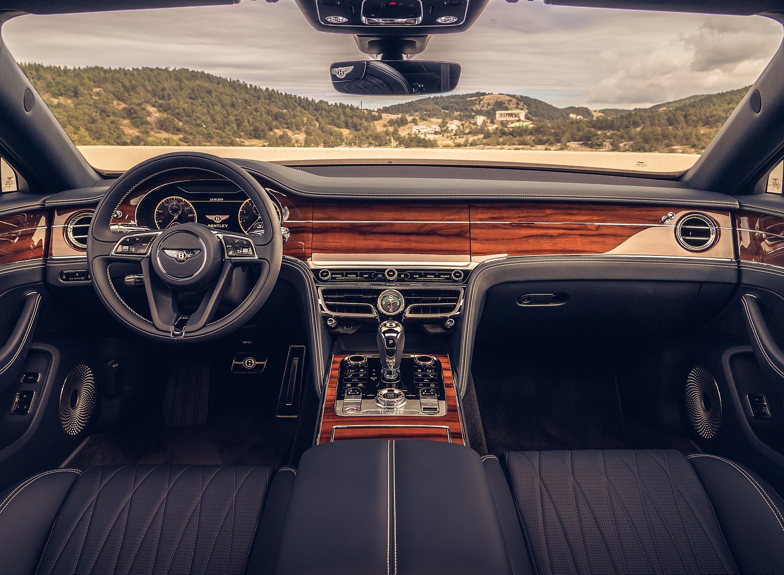 2020 Bentley Flying Spur (Color: White Sand) Interior Cockpit Wallpapers #104 of 140