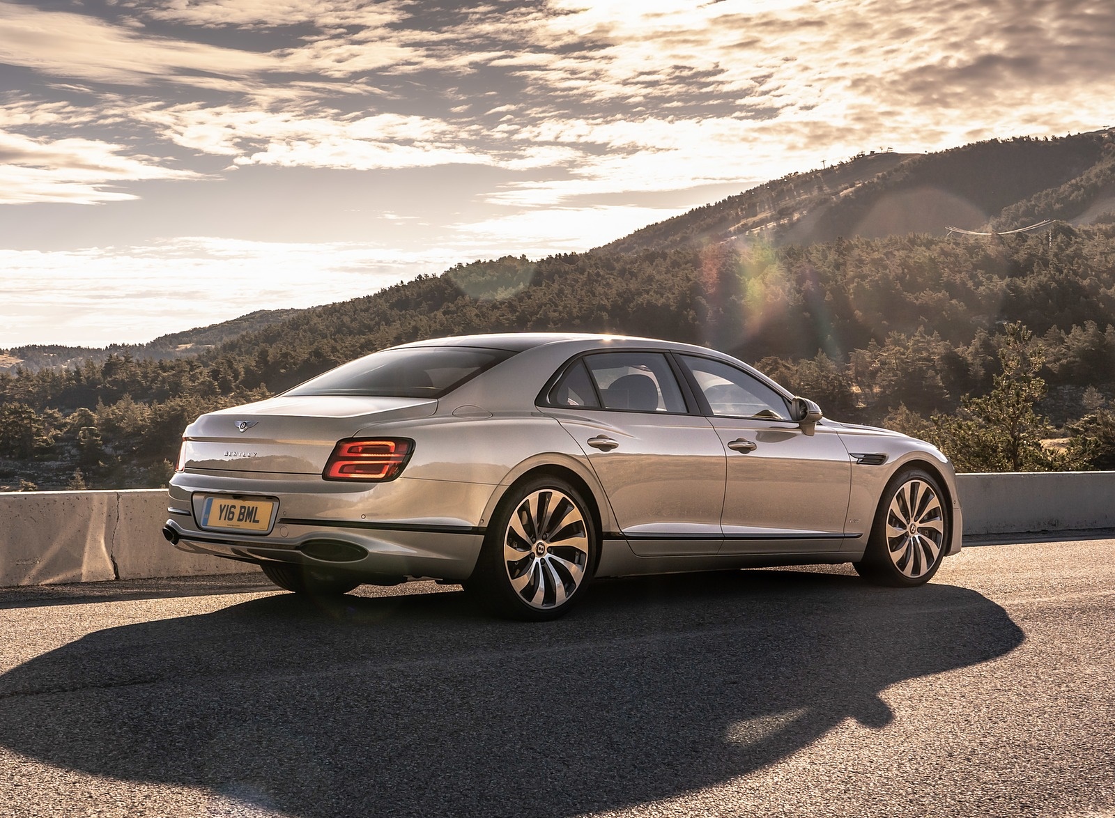 2020 Bentley Flying Spur (Color: White Sand) Rear Three-Quarter Wallpapers #89 of 140