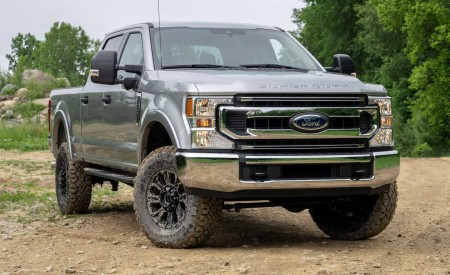 2020 Ford F-Series Super Duty with Tremor Off-Road Package Front Three-Quarter Wallpapers 450x275 (11)