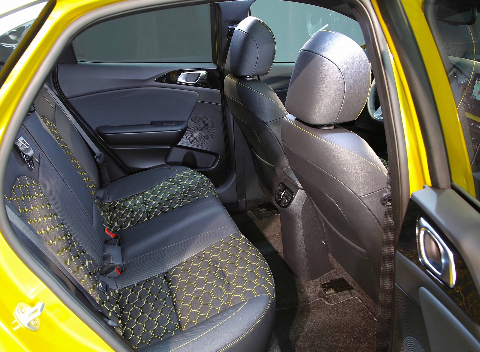 2020 Kia XCeed Interior Rear Seats Wallpapers #12 of 40