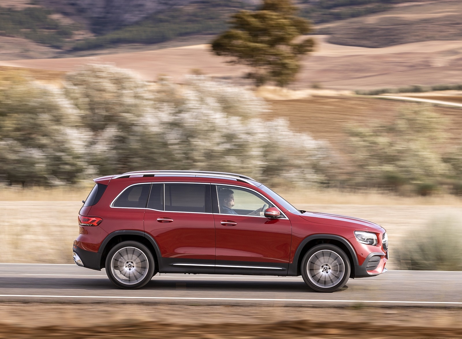 2020 Mercedes-Benz GLB 220 d 4 MATIC (Color: Designo Patagonia Red Metallic) Side Wallpapers #98 of 129