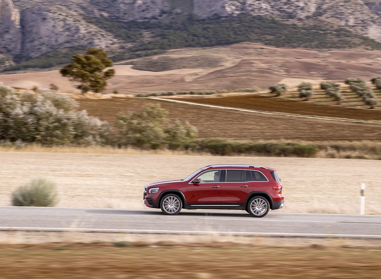 2020 Mercedes-Benz GLB 220 d 4 MATIC (Color: Designo Patagonia Red Metallic) Side Wallpapers #99 of 129