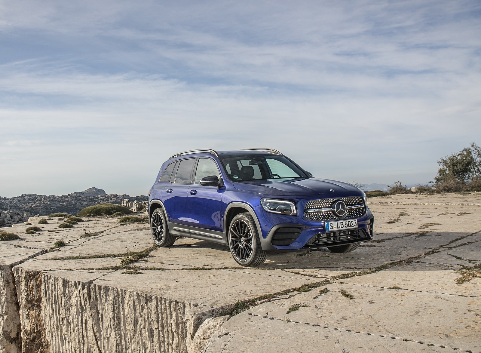 2020 Mercedes-Benz GLB 220 d 4MATIC (Color: Galaxy Blue Metallic) Front Three-Quarter Wallpapers #6 of 129