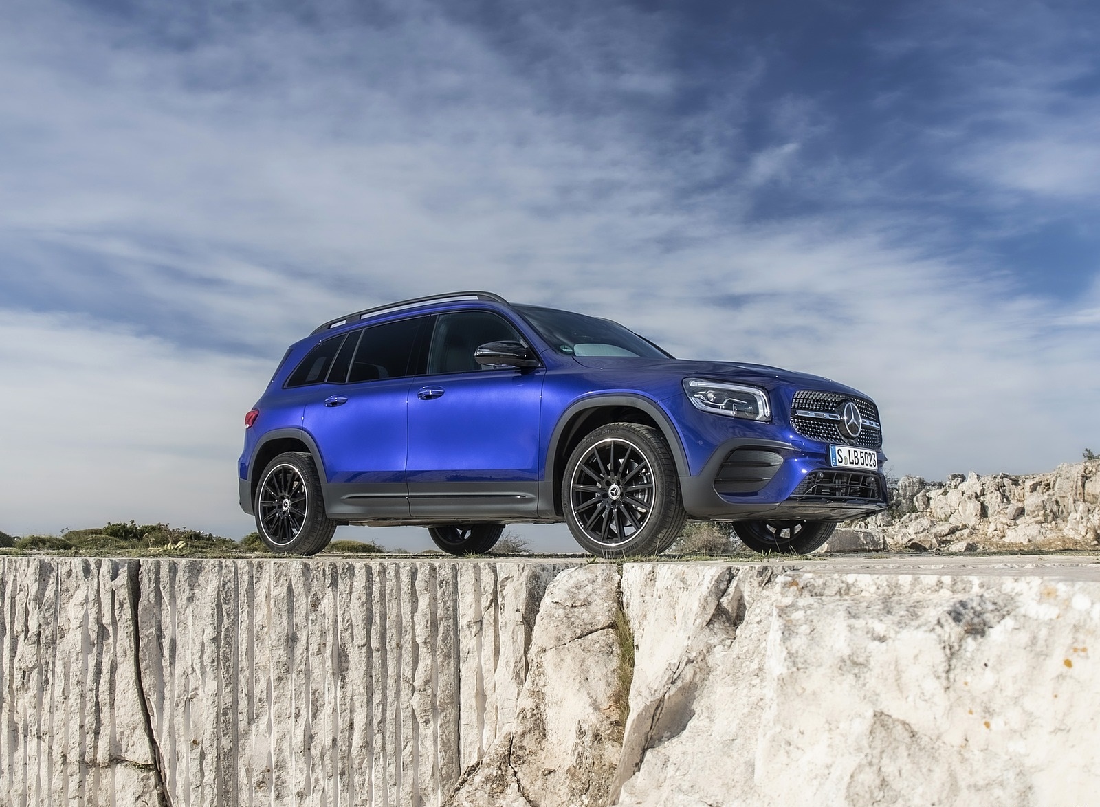 2020 Mercedes-Benz GLB 220 d 4MATIC (Color: Galaxy Blue Metallic) Front Three-Quarter Wallpapers (7)