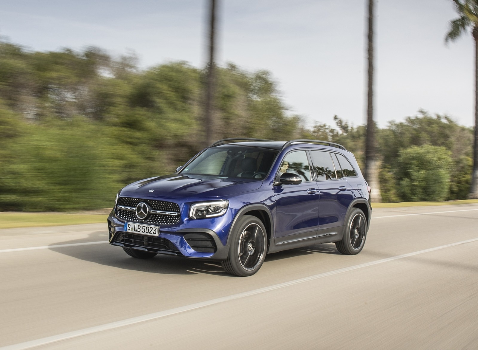 2020 Mercedes-Benz GLB 220 d 4MATIC (Color: Galaxy Blue Metallic) Front Three-Quarter Wallpapers #3 of 129