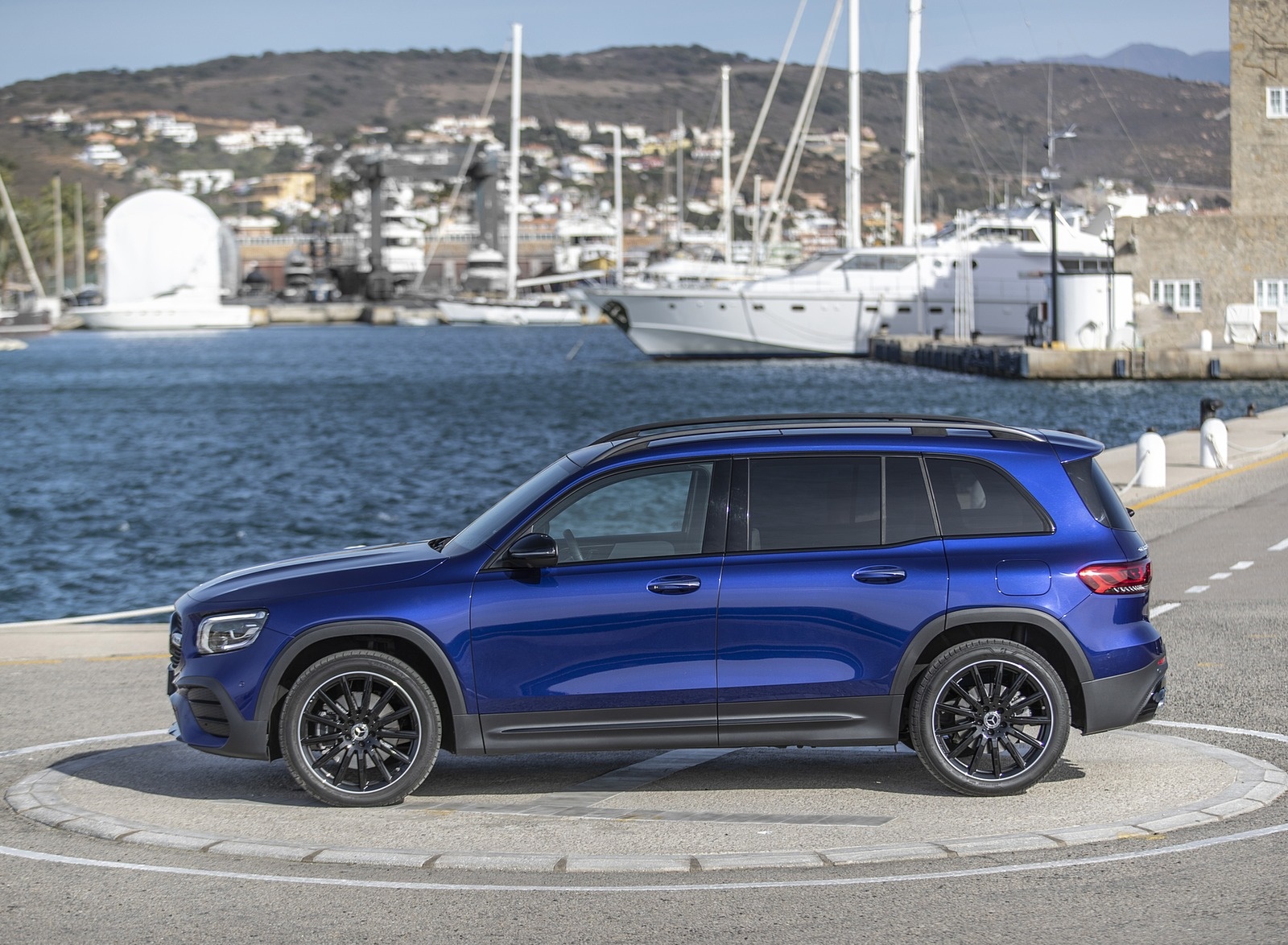 2020 Mercedes-Benz GLB 220 d 4MATIC (Color: Galaxy Blue Metallic) Side Wallpapers #13 of 129