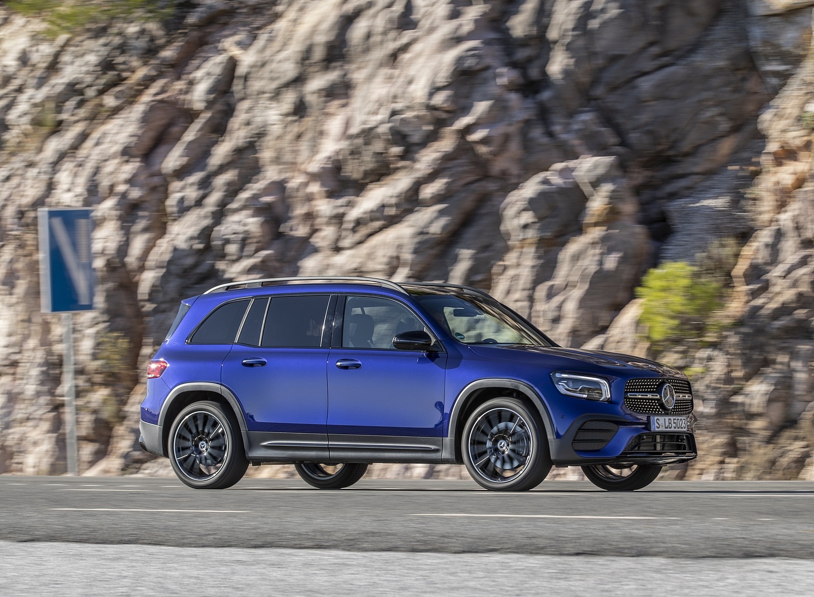 2020 Mercedes-Benz GLB 220 d 4MATIC (Color: Galaxy Blue Metallic) Side Wallpapers #5 of 129