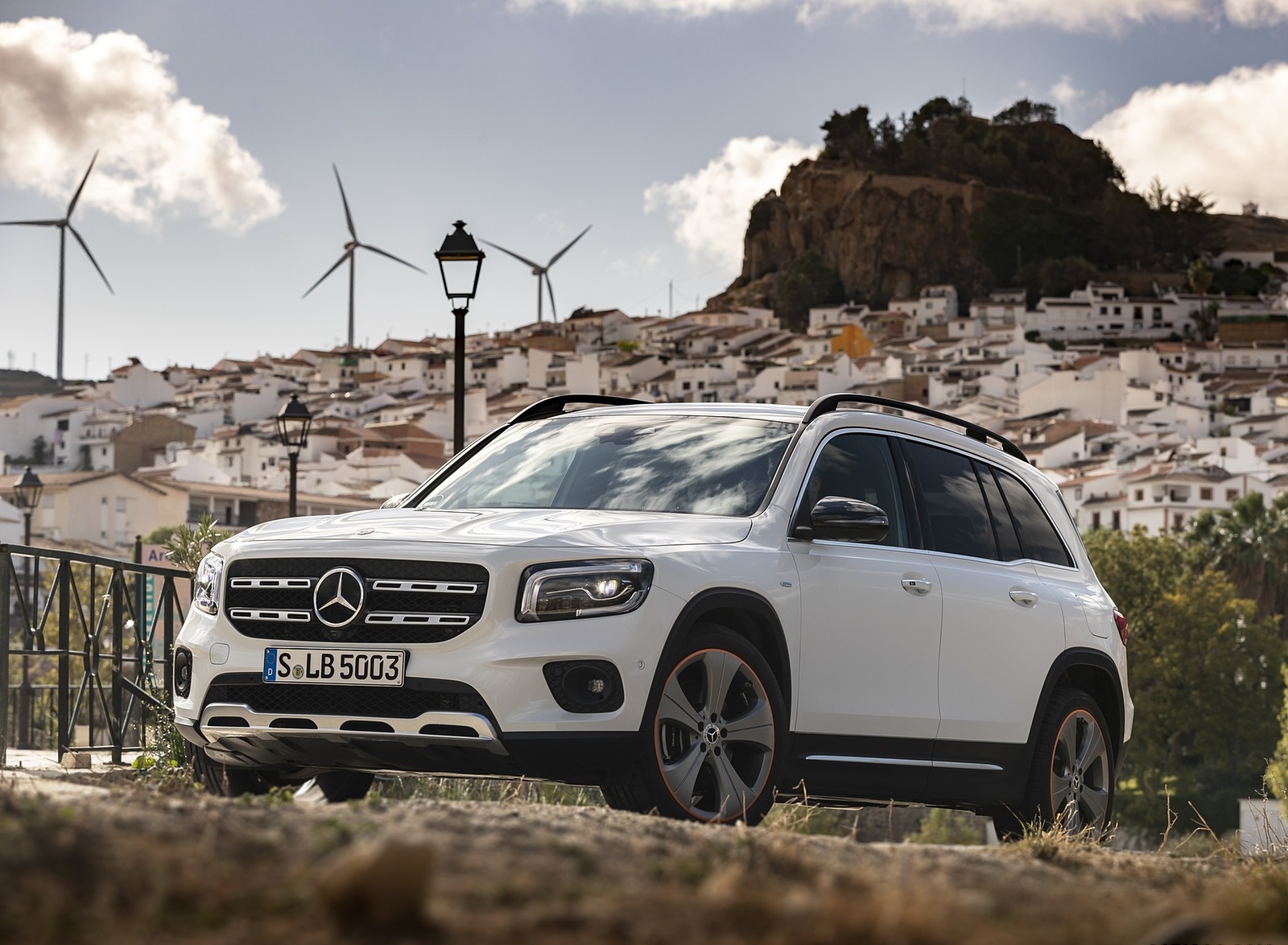 2020 Mercedes-Benz GLB 250 4MATIC (Color: Digital White Metallic) Front Three-Quarter Wallpapers #73 of 129