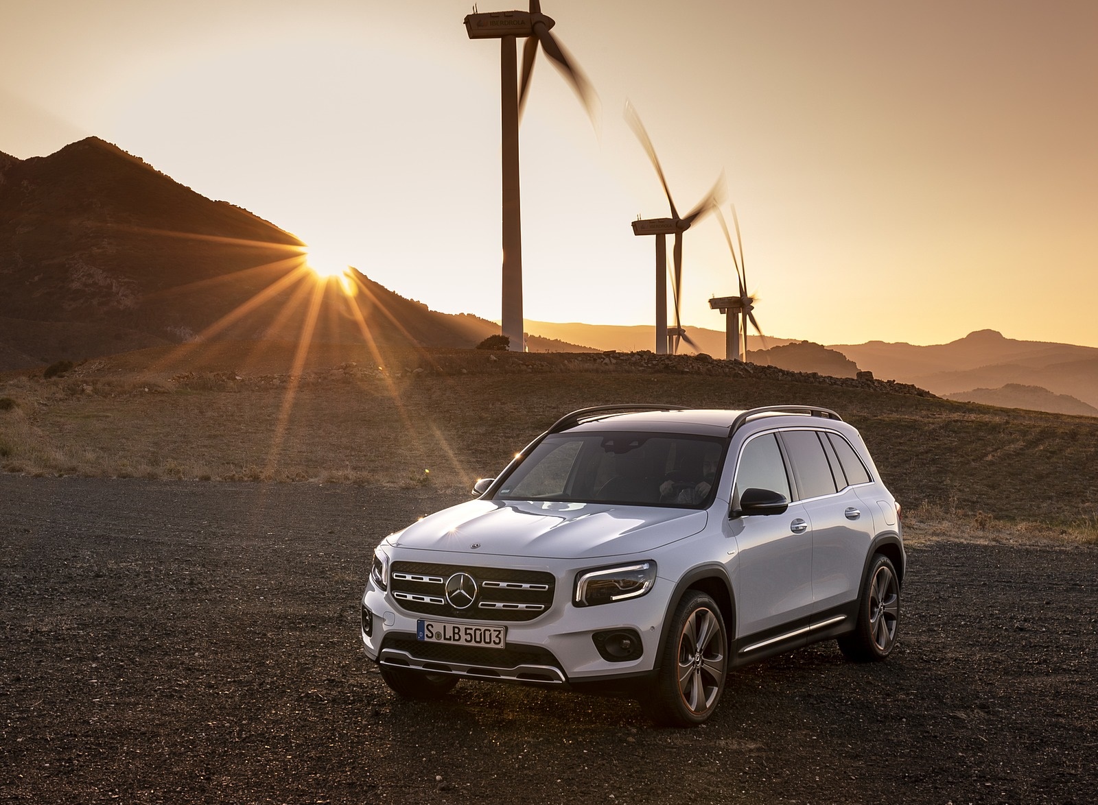 2020 Mercedes-Benz GLB 250 4MATIC (Color: Digital White Metallic) Front Three-Quarter Wallpapers #90 of 129
