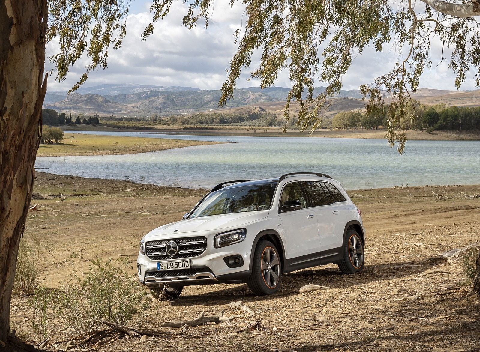 2020 Mercedes-Benz GLB 250 4MATIC (Color: Digital White Metallic) Front Three-Quarter Wallpapers #80 of 129