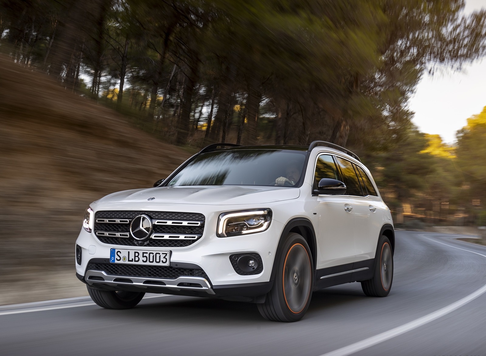 2020 Mercedes-Benz GLB 250 4MATIC (Color: Digital White Metallic) Front Three-Quarter Wallpapers #74 of 129