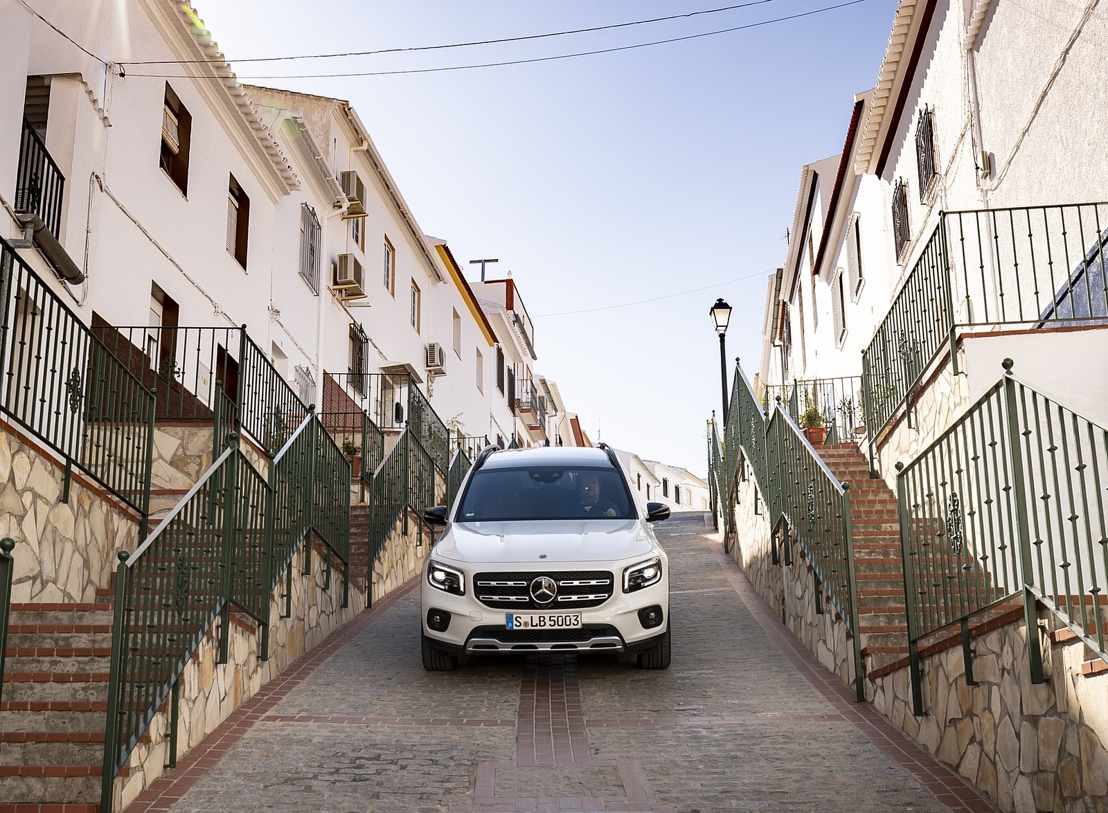 2020 Mercedes-Benz GLB 250 4MATIC (Color: Digital White Metallic) Front Wallpapers #81 of 129