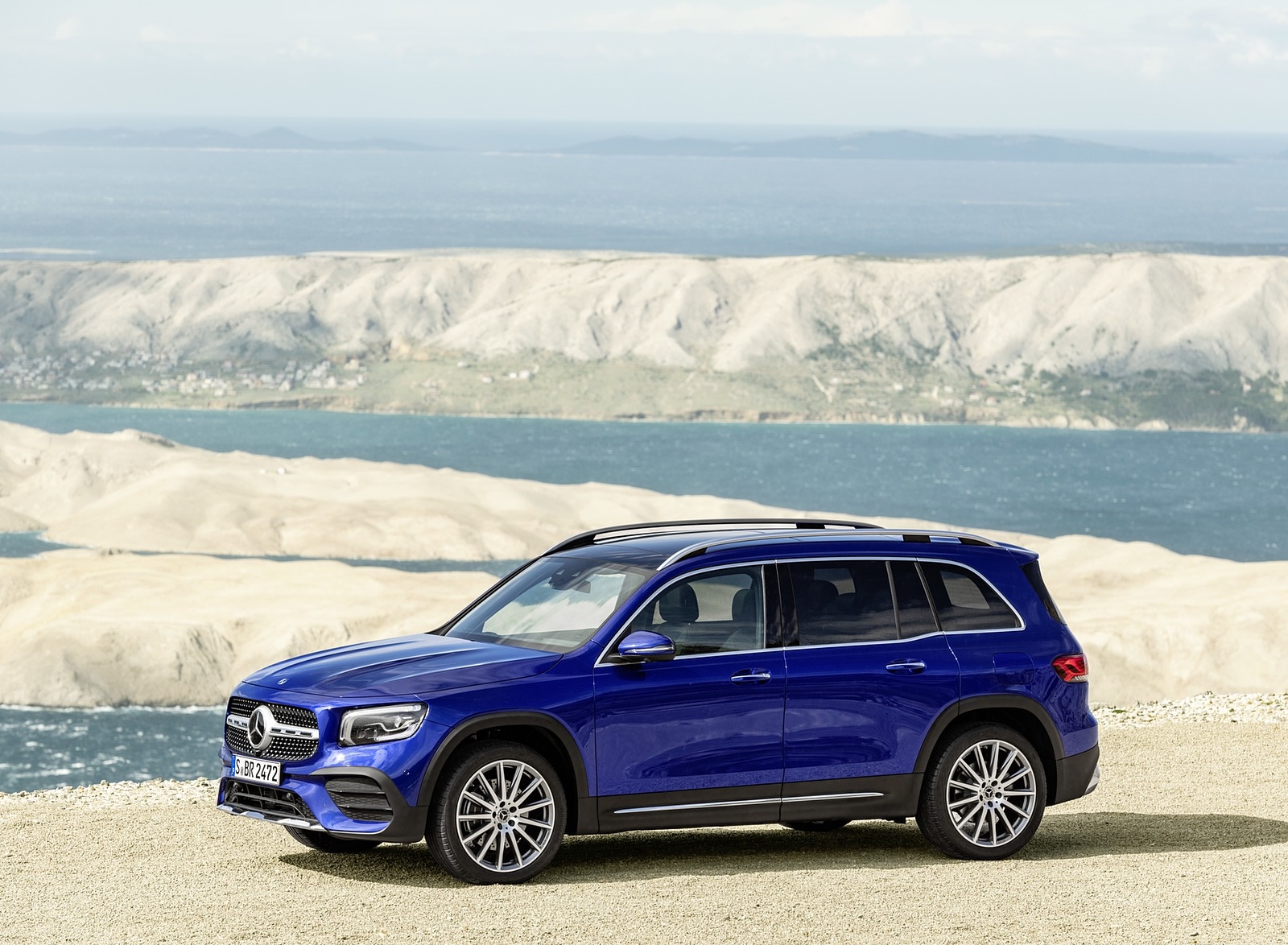 2020 Mercedes-Benz GLB 250 AMG Line (Color: Galaxy Blue) Front Three-Quarter Wallpapers #37 of 129