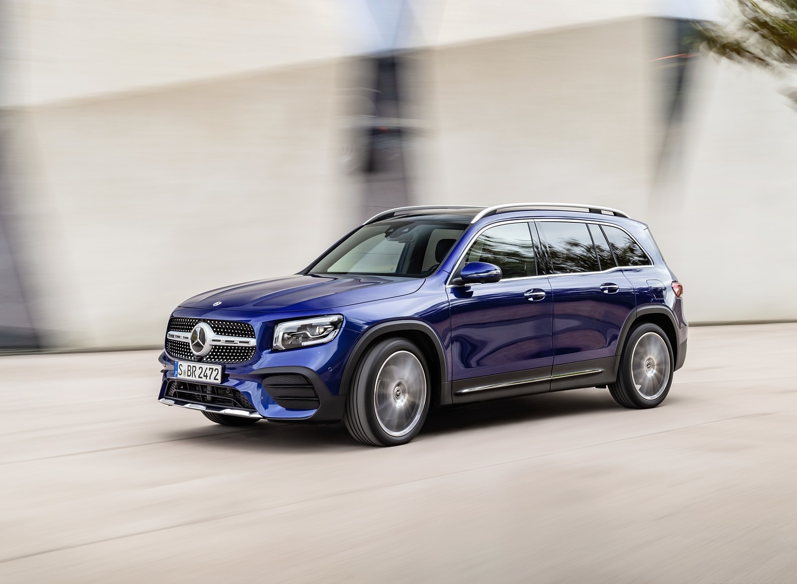 2020 Mercedes-Benz GLB 250 AMG Line (Color: Galaxy Blue) Front Three-Quarter Wallpapers #22 of 129