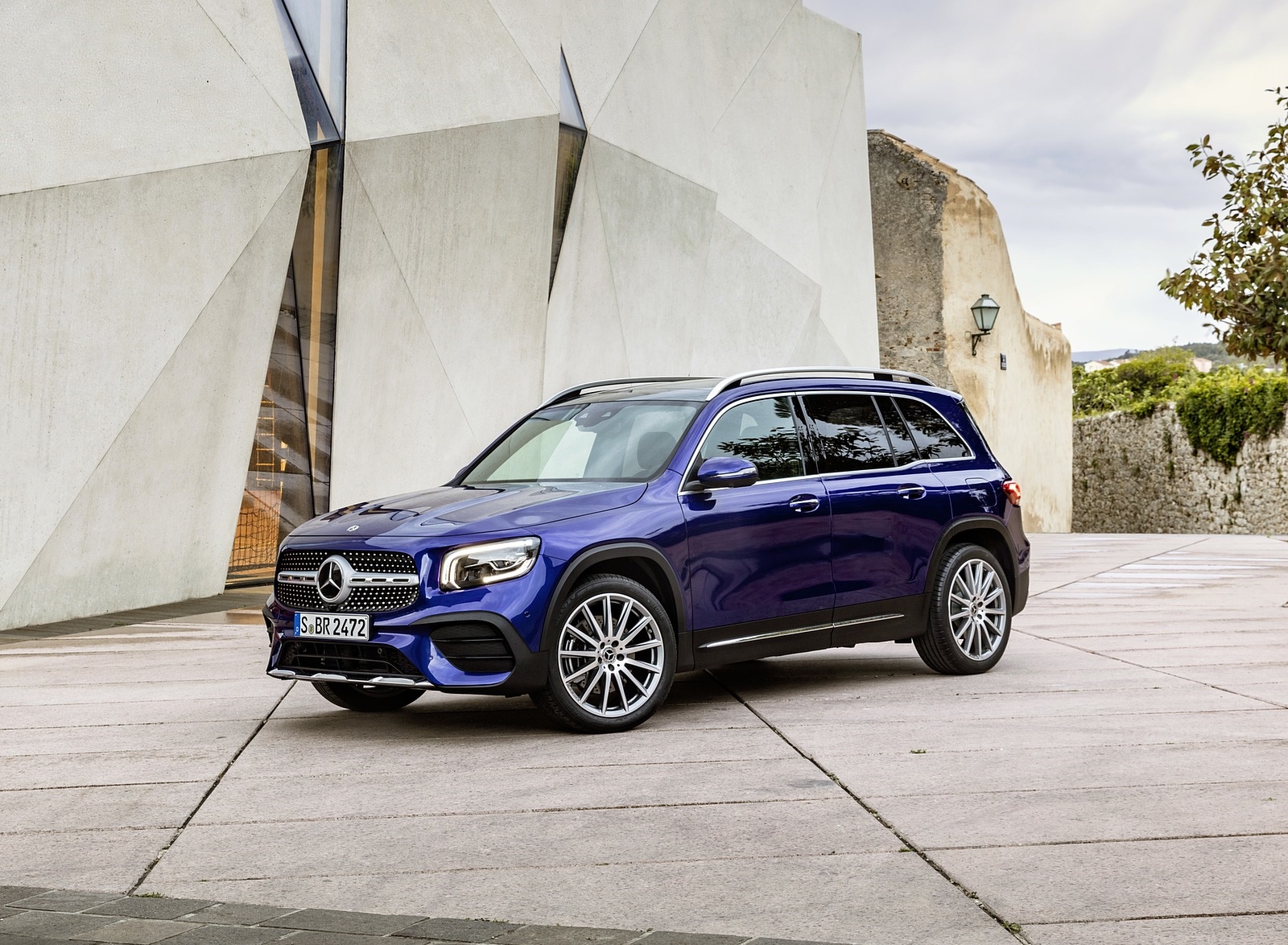 2020 Mercedes-Benz GLB 250 AMG Line (Color: Galaxy Blue) Front Three-Quarter Wallpapers #32 of 129