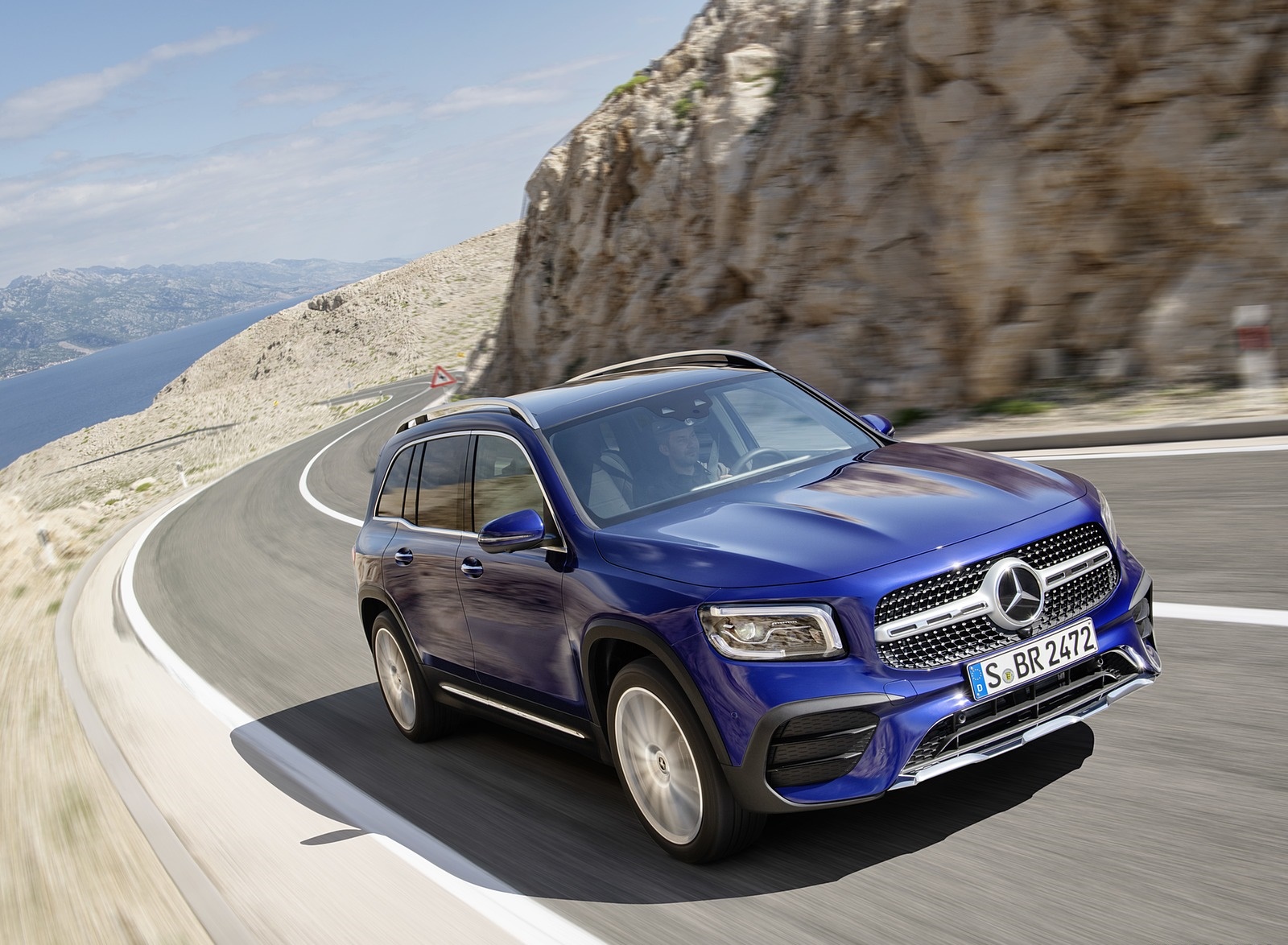 2020 Mercedes-Benz GLB 250 AMG Line (Color: Galaxy Blue) Front Three-Quarter Wallpapers #23 of 129