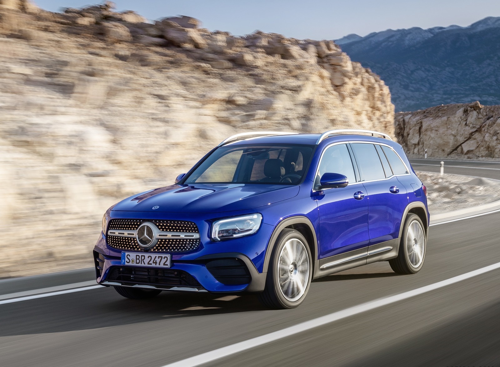 2020 Mercedes-Benz GLB 250 AMG Line (Color: Galaxy Blue) Front Three-Quarter Wallpapers #24 of 129