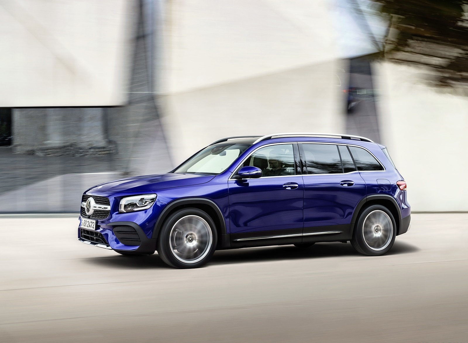 2020 Mercedes-Benz GLB 250 AMG Line (Color: Galaxy Blue) Front Three-Quarter Wallpapers #26 of 129