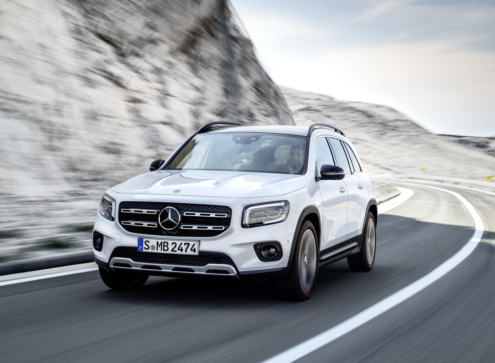 2020 Mercedes-Benz GLB 250 Edition 1 (Color: Digital White) Front Three-Quarter Wallpapers #51 of 129