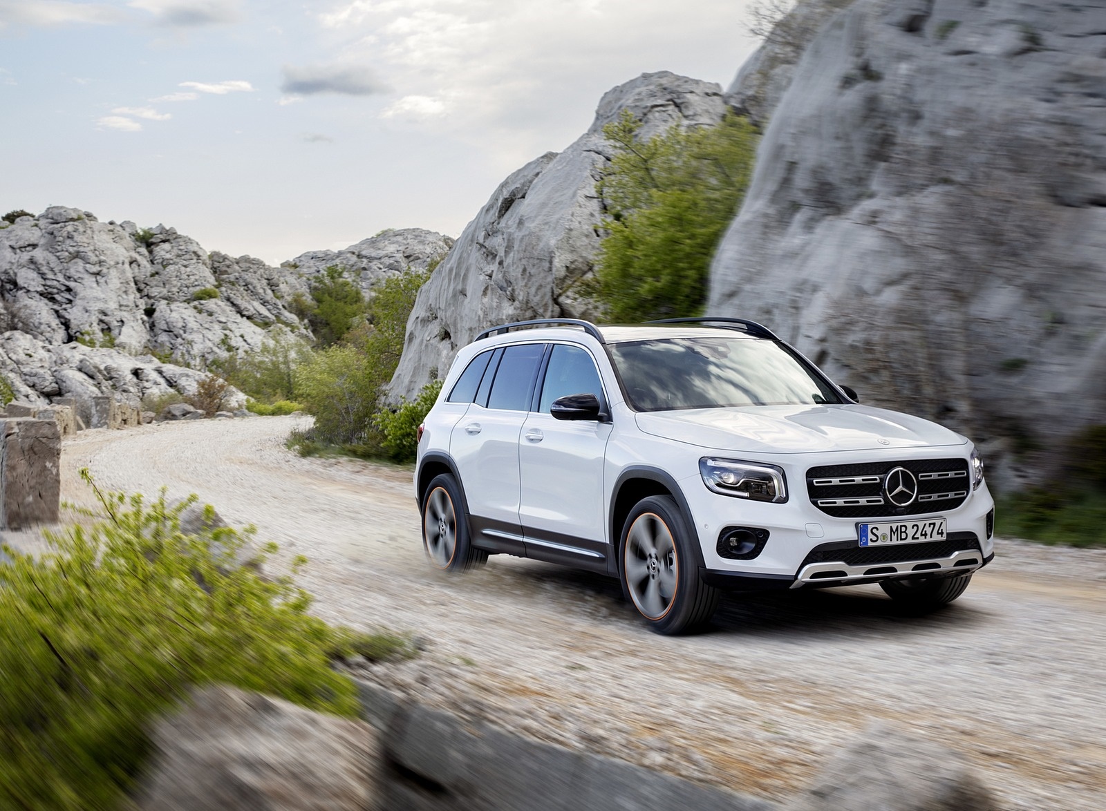 2020 Mercedes-Benz GLB 250 Edition 1 (Color: Digital White) Front Three-Quarter Wallpapers #52 of 129