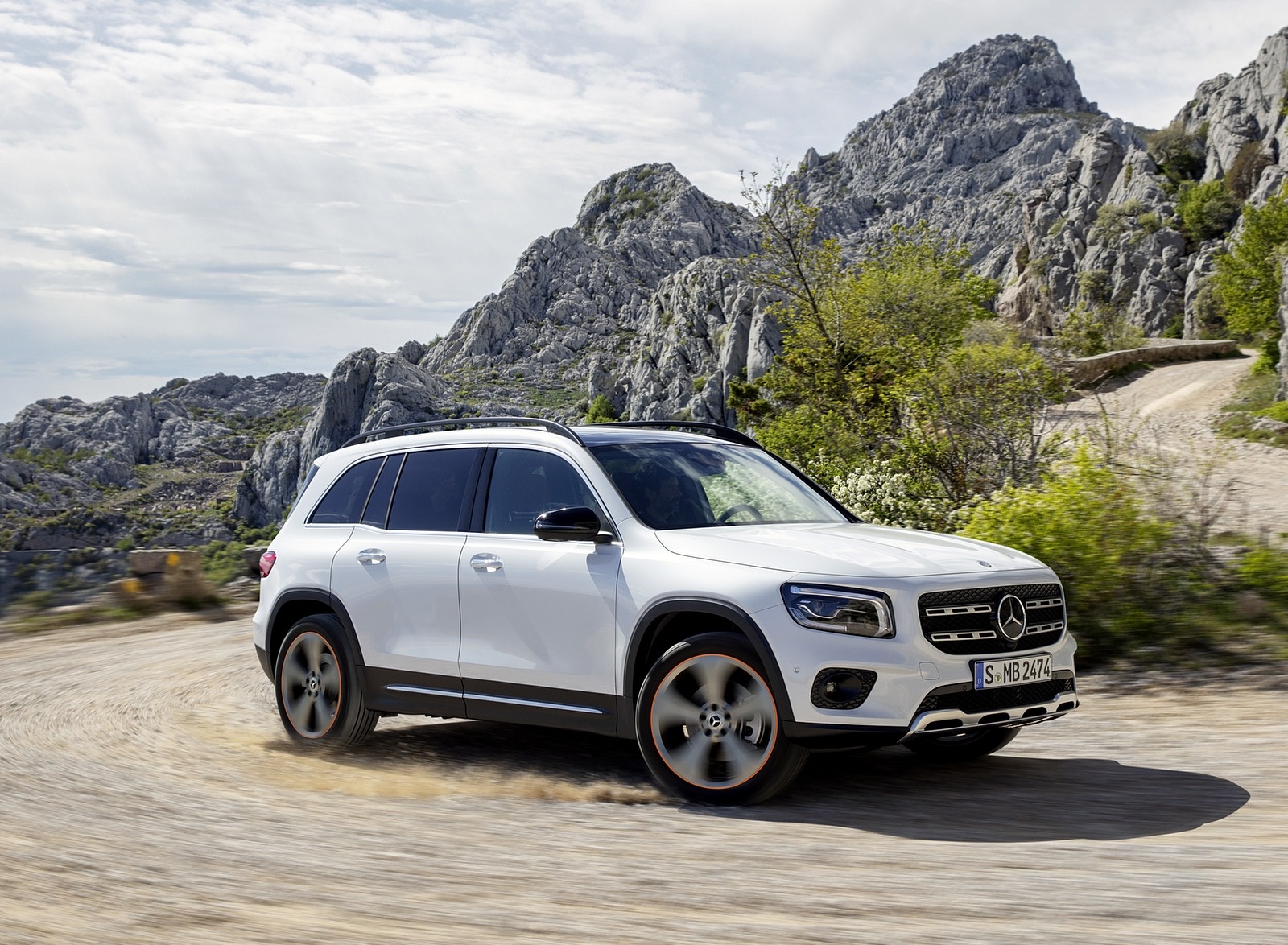 2020 Mercedes-Benz GLB 250 Edition 1 (Color: Digital White) Front Three-Quarter Wallpapers #53 of 129