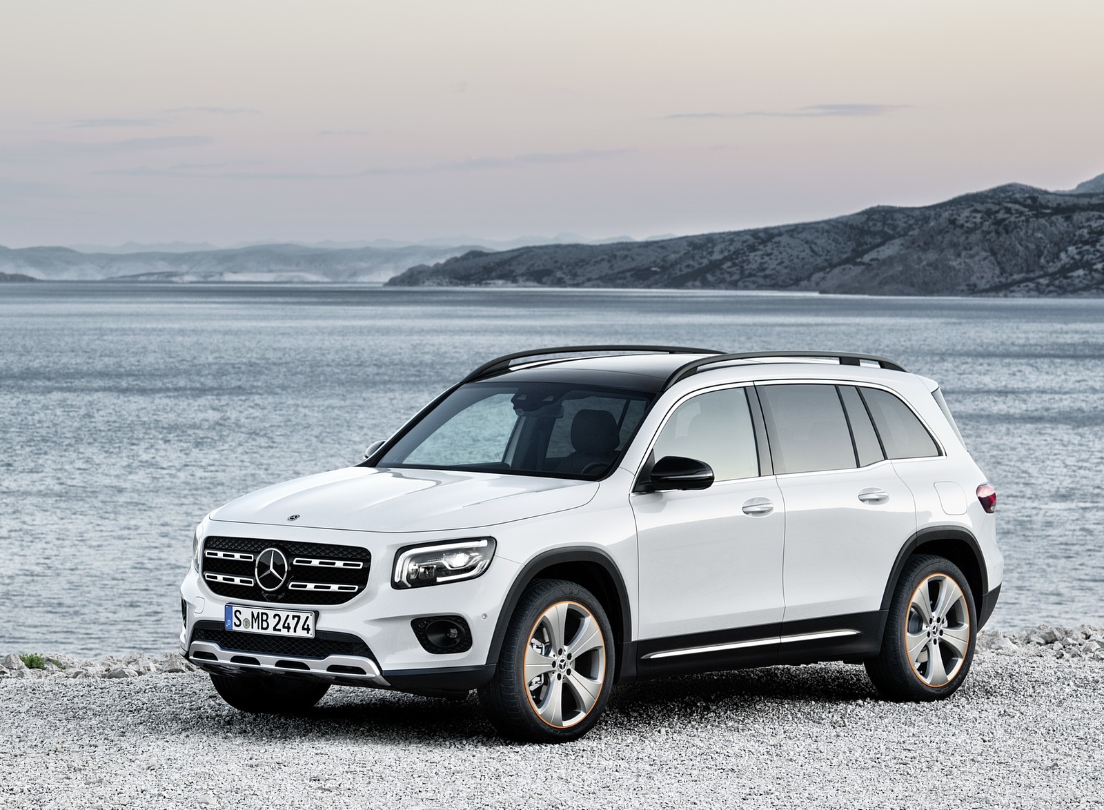 2020 Mercedes-Benz GLB 250 Edition 1 (Color: Digital White) Front Three-Quarter Wallpapers #59 of 129