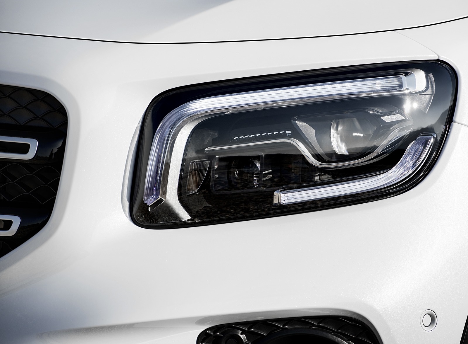 2020 Mercedes-Benz GLB 250 Edition 1 (Color: Digital White) Headlight Wallpapers #69 of 129