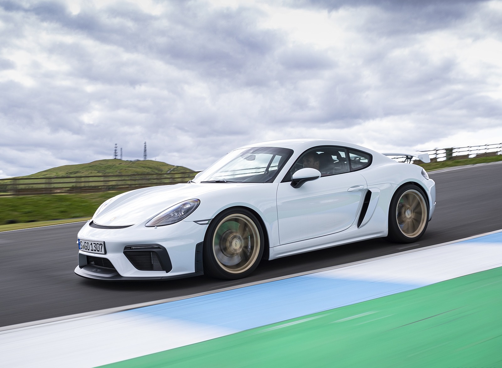 2020 Porsche 718 Cayman GT4 (Color: Carrara White Metallic) Front Three-Quarter Wallpapers #137 of 177