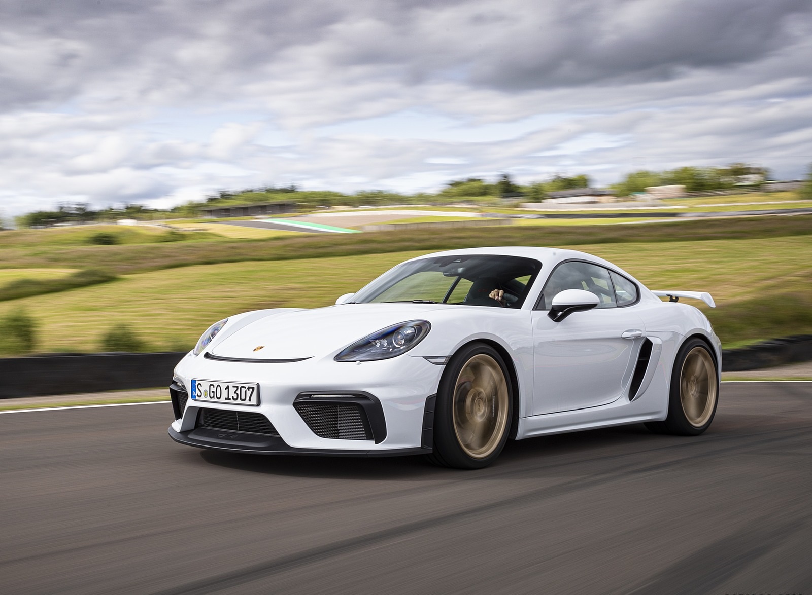 2020 Porsche 718 Cayman GT4 (Color: Carrara White Metallic) Front Three-Quarter Wallpapers #138 of 177