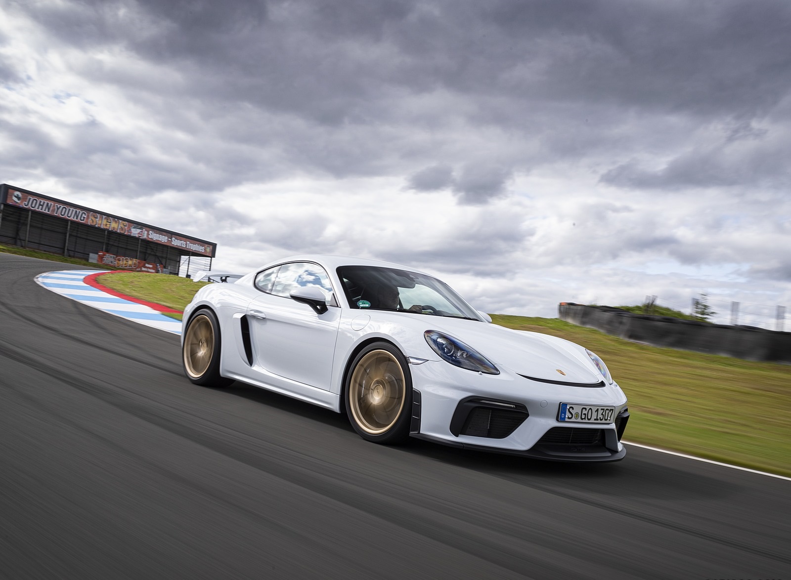 2020 Porsche 718 Cayman GT4 (Color: Carrara White Metallic) Front Three-Quarter Wallpapers #141 of 177