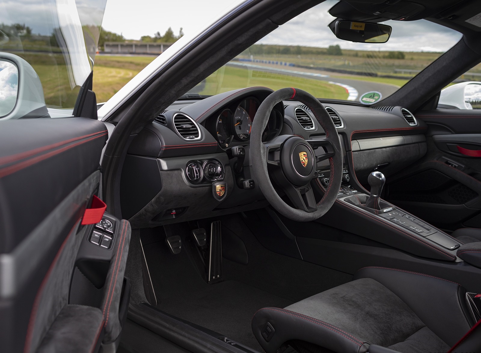 2020 Porsche 718 Cayman GT4 (Color: Carrara White Metallic) Interior Wallpapers #160 of 177