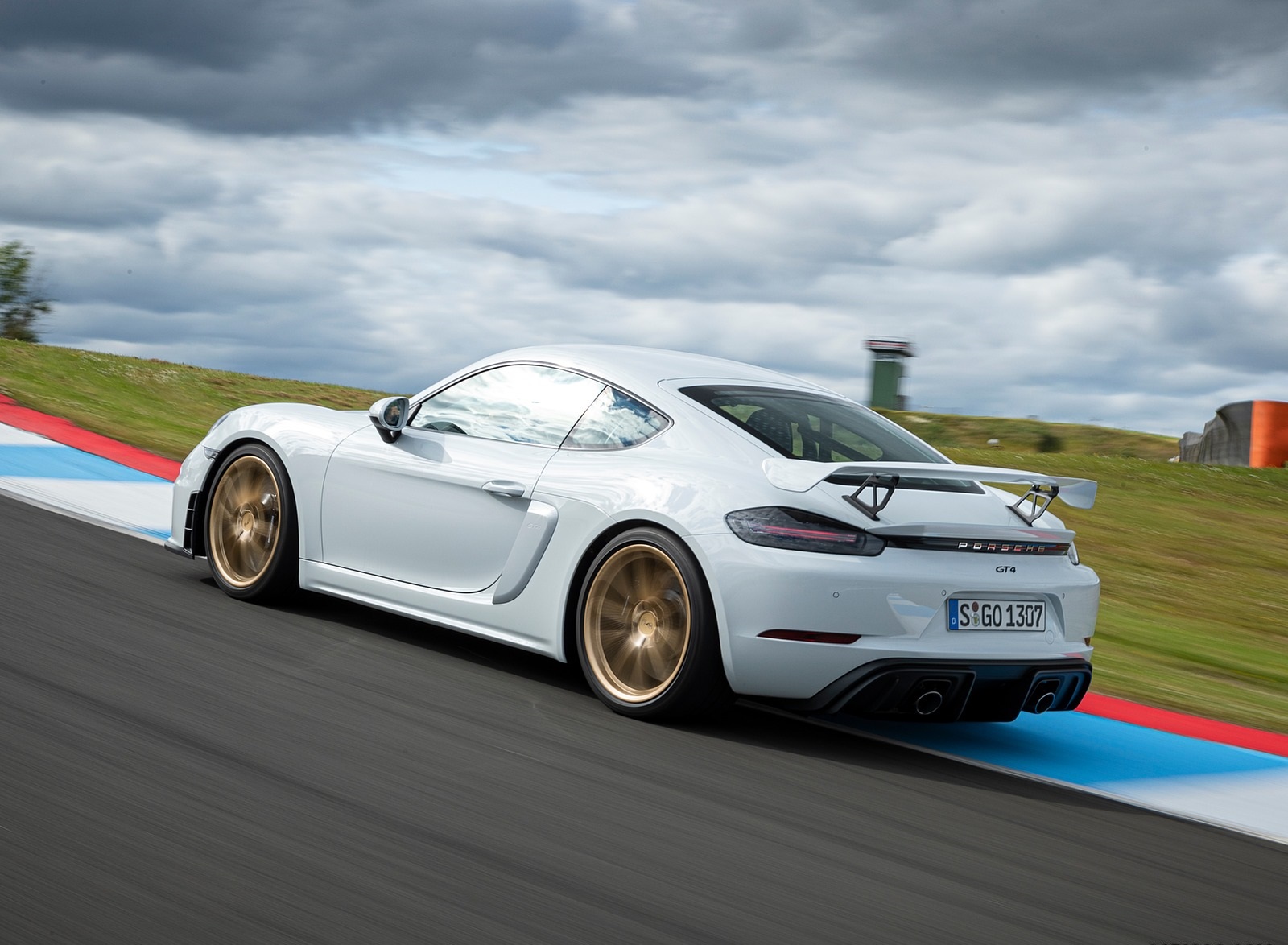 2020 Porsche 718 Cayman GT4 (Color: Carrara White Metallic) Rear Three-Quarter Wallpapers #145 of 177