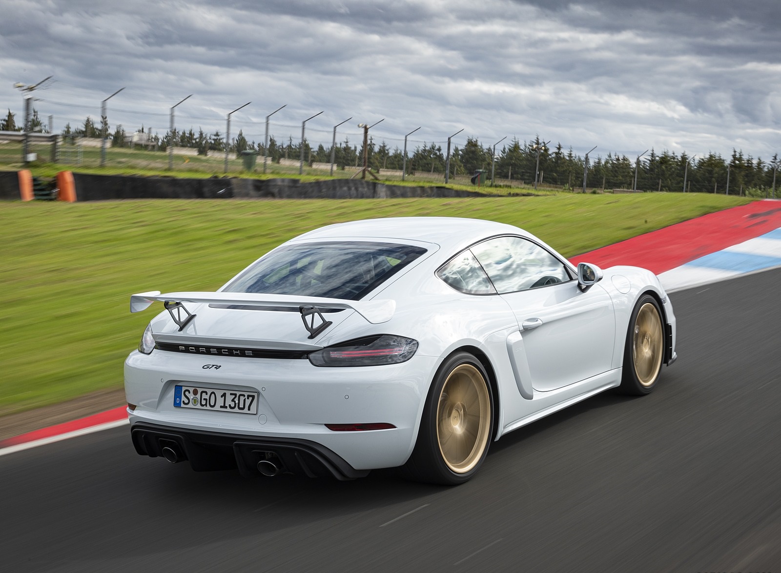 2020 Porsche 718 Cayman GT4 (Color: Carrara White Metallic) Rear Three-Quarter Wallpapers #146 of 177