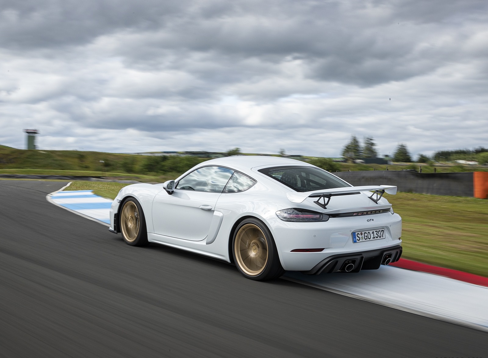 2020 Porsche 718 Cayman GT4 (Color: Carrara White Metallic) Rear Three-Quarter Wallpapers #147 of 177