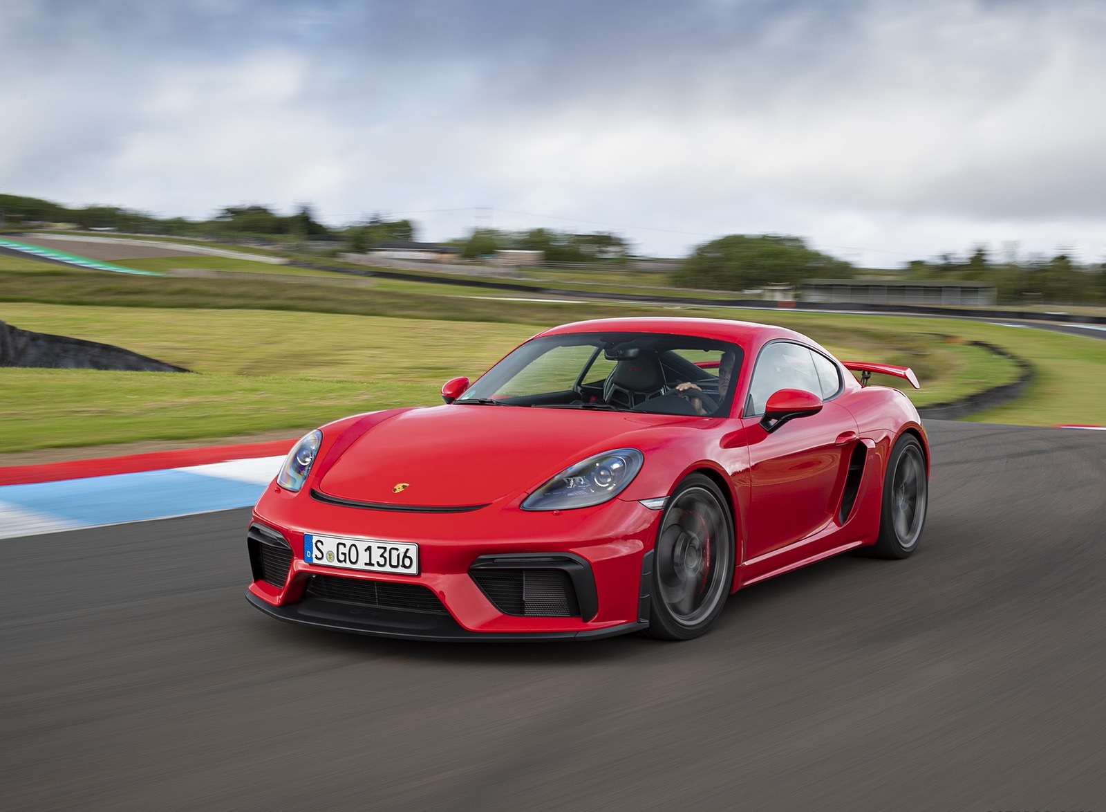 2020 Porsche 718 Cayman GT4 (Color: Guards Red) Front Three-Quarter Wallpapers #17 of 177