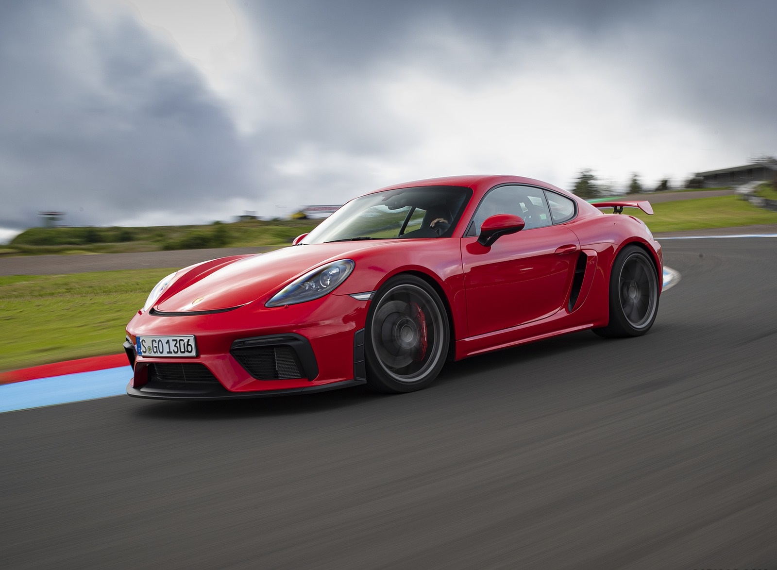 2020 Porsche 718 Cayman GT4 (Color: Guards Red) Front Three-Quarter Wallpapers #19 of 177
