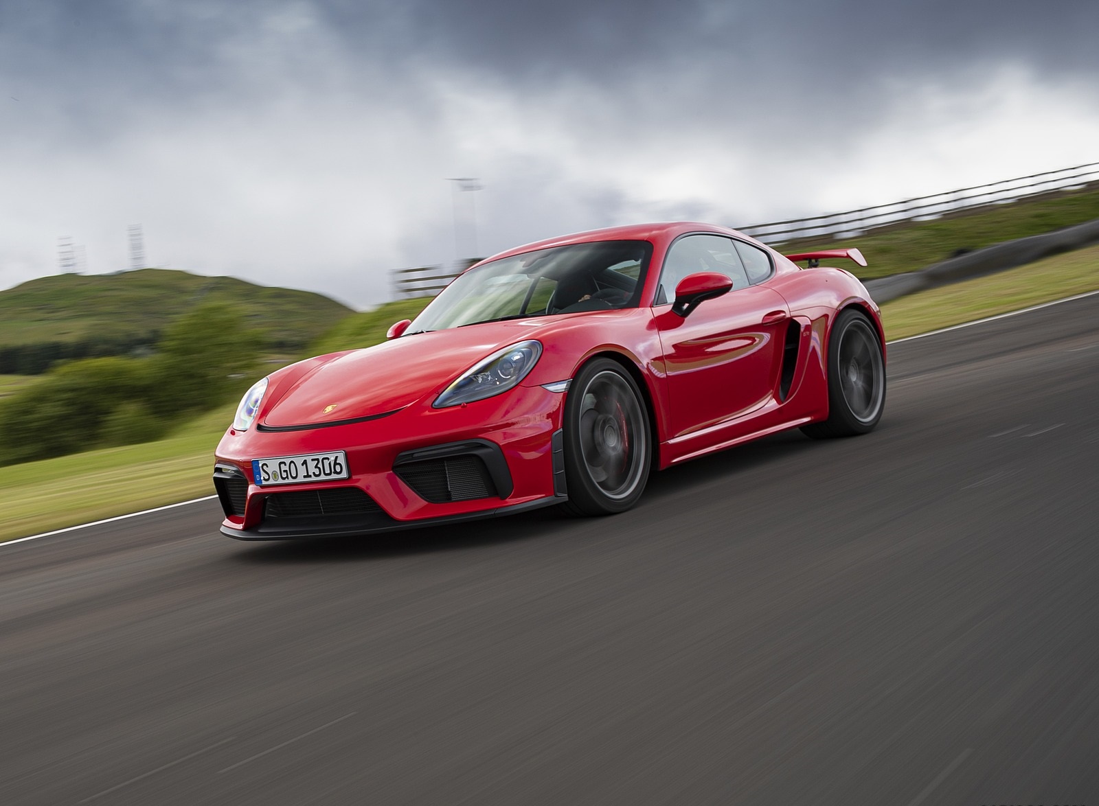 2020 Porsche 718 Cayman GT4 (Color: Guards Red) Front Three-Quarter Wallpapers #20 of 177