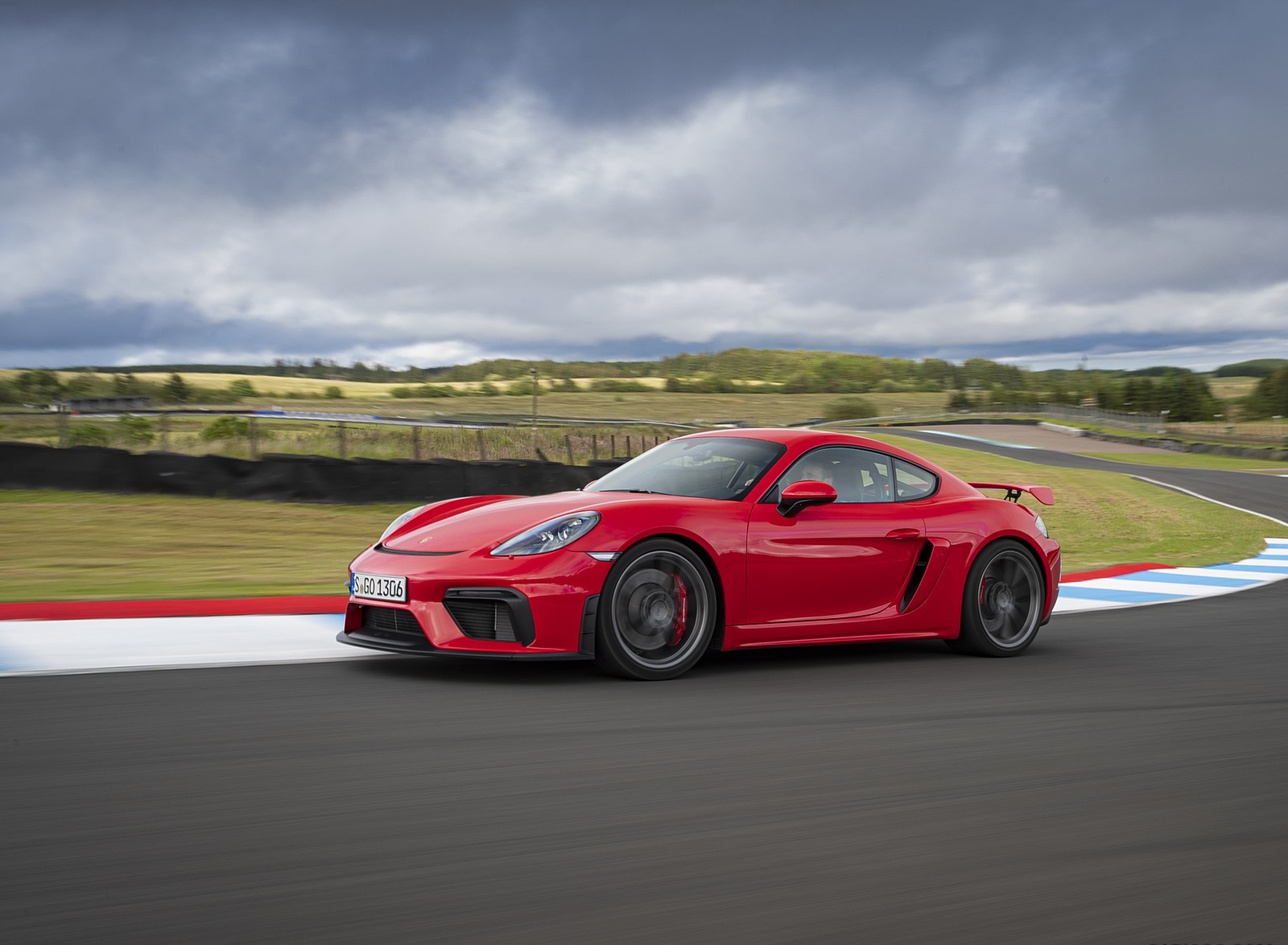 2020 Porsche 718 Cayman GT4 (Color: Guards Red) Front Three-Quarter Wallpapers #21 of 177