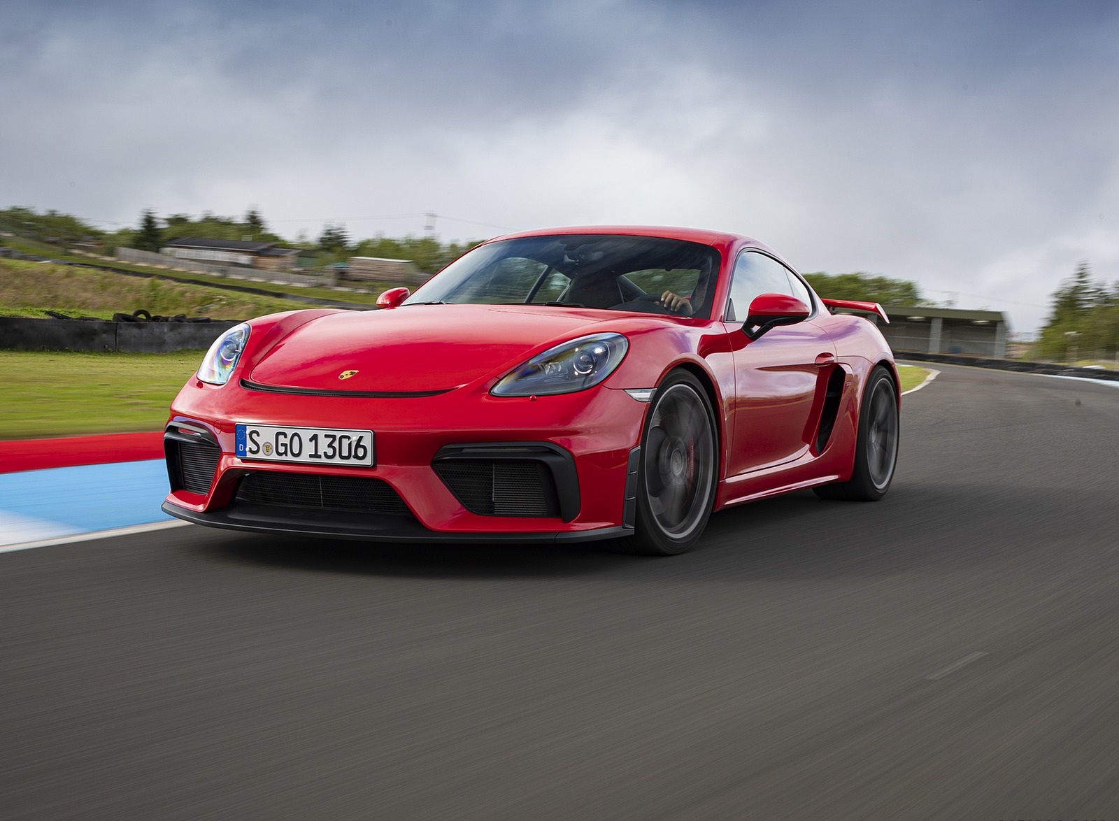 2020 Porsche 718 Cayman GT4 (Color: Guards Red) Front Three-Quarter Wallpapers #22 of 177